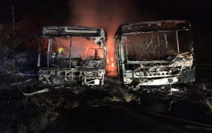 Dois ônibus são incendiados em garagem de viação em Juiz de Fora