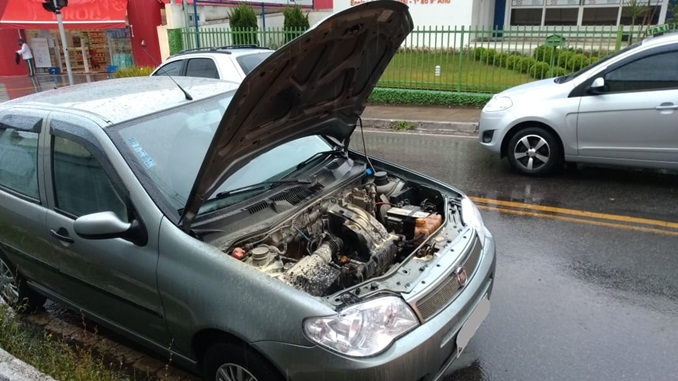 Veículo pega fogo na região central de Barbacena