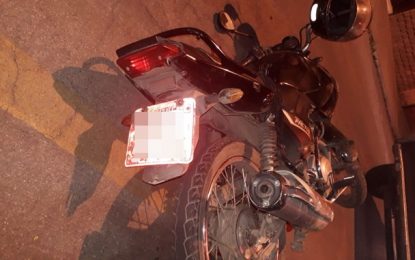 Passageira fica ferida em colisão entre moto e carros, na região central de São João Del-Rei