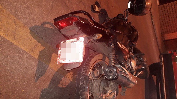 Passageira fica ferida em colisão entre moto e carros, na região central de São João Del-Rei
