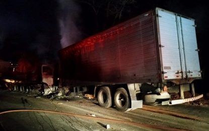 Colisão grave envolve três caminhões e dois carros de passeio na BR-381, em Bom Jesus do Amparo