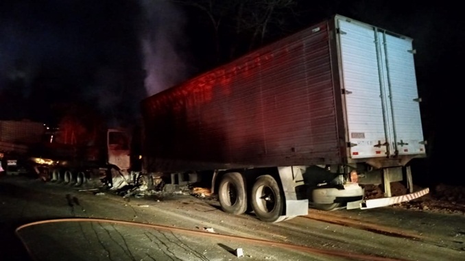 Colisão grave envolve três caminhões e dois carros de passeio na BR-381, em Bom Jesus do Amparo