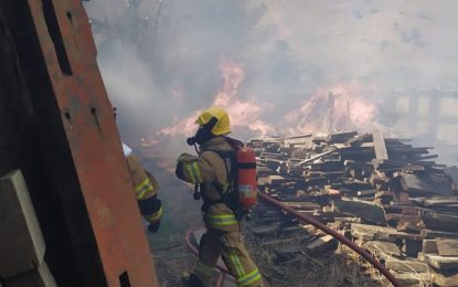 Incêndio em vegetação atinge depósito de madeira, no município de Cristiano Otoni