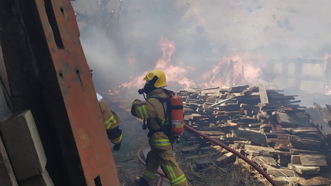 Incêndio em vegetação atinge depósito de madeira, no município de Cristiano Otoni