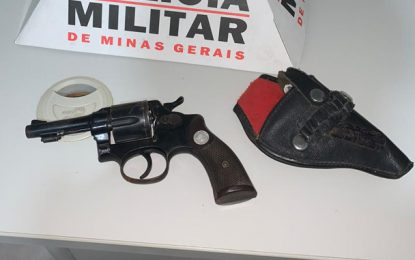 Polícia Militar apreende arma após denúncias, no Centro de Alfredo Vasconcelos