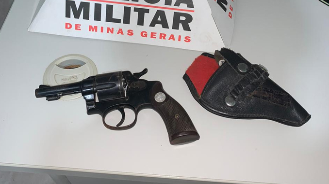 Polícia Militar apreende arma após denúncias, no Centro de Alfredo Vasconcelos
