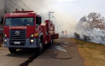 Corpo de Bombeiros combate incêndio em depósito de fábrica de aviamentos, em Guaxupé