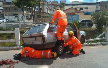 Bombeiros resgatam veículo prestes a cair em córrego no bairro Funcionários, em Barbacena