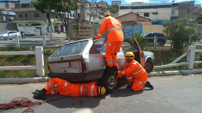 Bombeiros resgatam veículo prestes a cair em córrego no bairro Funcionários, em Barbacena