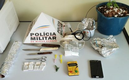 Jovem é preso por tráfico de drogas, em Barbacena