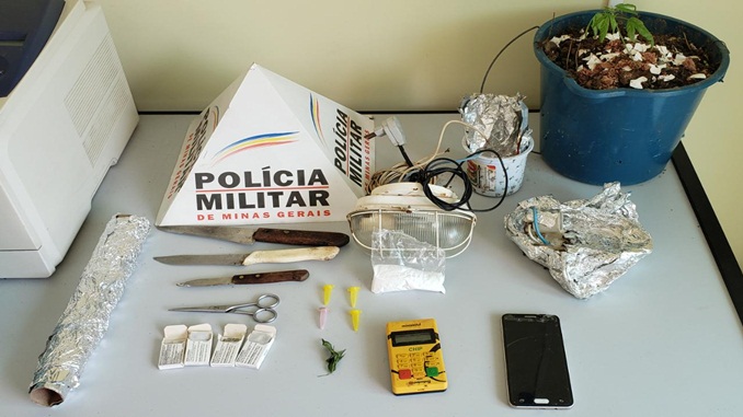 Jovem é preso por tráfico de drogas, em Barbacena