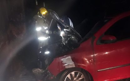 Bombeiros controlam incêndio em veículo em Conselheiro Lafaiete