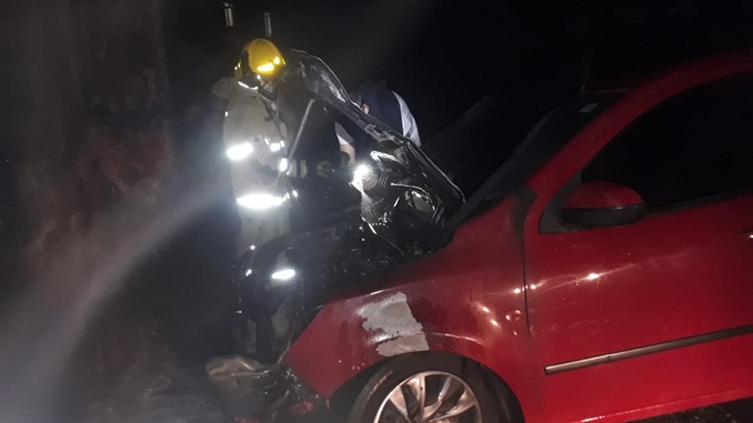 Bombeiros controlam incêndio em veículo em Conselheiro Lafaiete