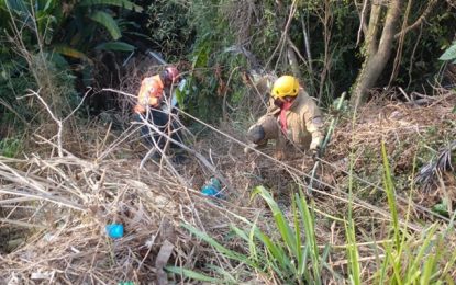 Carro cai em ribanceira no bairro Bom Pastor, em Conselheiro Lafaiete
