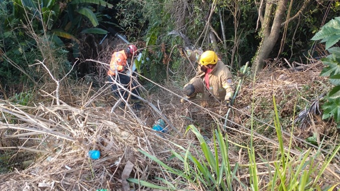 Carro cai em ribanceira no bairro Bom Pastor, em Conselheiro Lafaiete