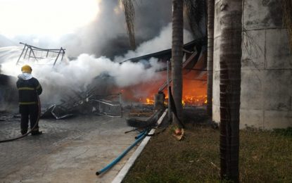 Incêndio atinge fábrica da Marluvas na Rodovia AMG entre Dores de Campos Barroso