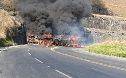 Carreta pega fogo na Ponte do Caieiro em Barbacena
