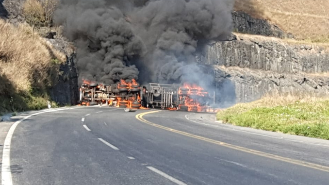 Carreta pega fogo na Ponte do Caieiro em Barbacena