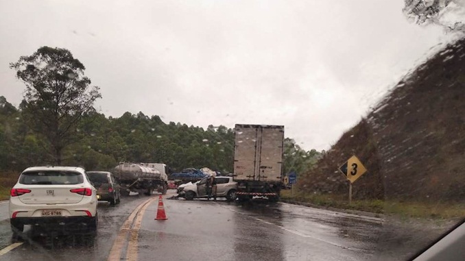 Motorista fica ferido em acidente na BR-265 nas proximidades do Quiosque do Tio Romeu