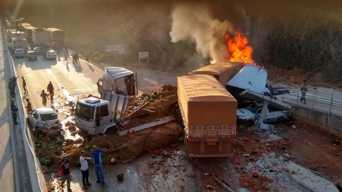 Acidente deixa uma pessoa morta e pelo menos dez feridas na BR-381, em Nova União