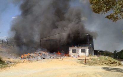 Usina de Reciclagem de Lixo do Aterro Sanitário Municipal de Formiga pega fogo