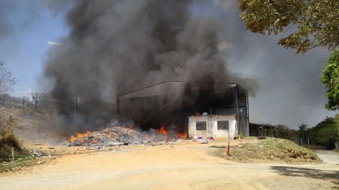Usina de Reciclagem de Lixo do Aterro Sanitário Municipal de Formiga pega fogo