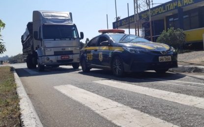 PRF recupera carga de leite em pó avaliada em R$ 285 mil, em Betim