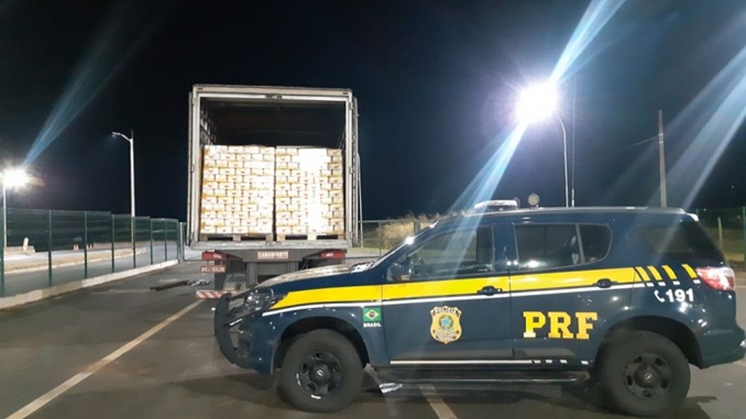 PRF apreende mais de 80 mil latas de cerveja em Uberaba (MG)