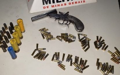 Polícia Militar apreende garrucha e mais de 100 munições em Carandaí e Itaverava