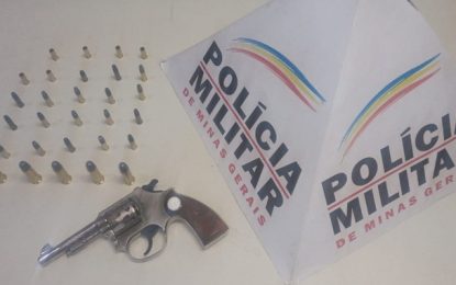 Jovem é preso por posse ilegal de arma de fogo, em São João Del-Rei