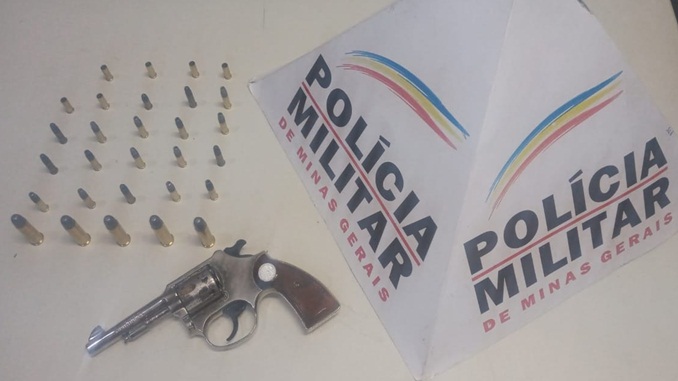 Jovem é preso por posse ilegal de arma de fogo, em São João Del-Rei
