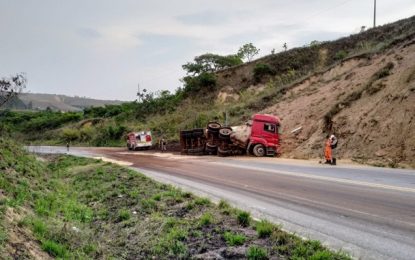 Carreta espalha carga na Rodovia BR-265 nas proximidades do município de Tiradentes