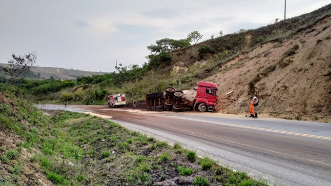 Carreta espalha carga na Rodovia BR-265 nas proximidades do município de Tiradentes