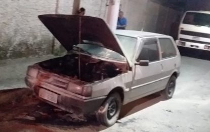 Carro pega fogo na Rua Bahia, em Barbacena