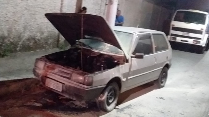 Carro pega fogo na Rua Bahia, em Barbacena