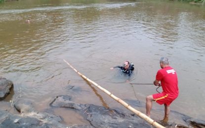 Bombeiros resgatam homem afogado em Cipotânea