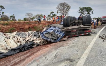 Carreta carregada de couro capota e deixa um homem ferido na MGC-497, em Campina Verde