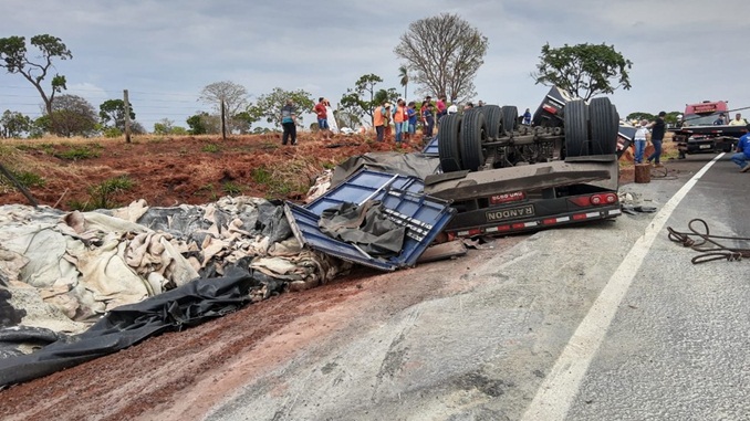 Carreta carregada de couro capota e deixa um homem ferido na MGC-497, em Campina Verde