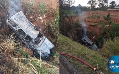 Carro pega fogo após acidente na BR-040 próximo ao trevo do Olimpic Club, em Barbacena