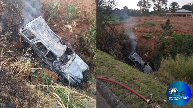 Carro pega fogo após acidente na BR-040 próximo ao trevo do Olimpic Club, em Barbacena