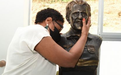 Inaugurado busto na piscina olímpica da EPCAR