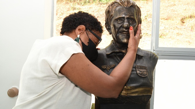 Inaugurado busto na piscina olímpica da EPCAR