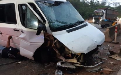 Dez pessoas ficam feridas após van tombar na BR-381 em Barão de Cocais