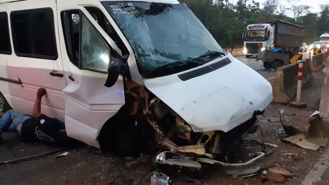 Dez pessoas ficam feridas após van tombar na BR-381 em Barão de Cocais