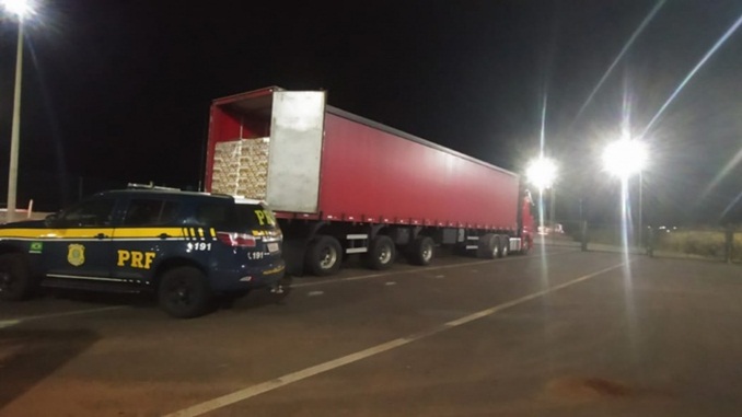 PRF apreende cerveja sem nota fiscal em Uberaba (MG)