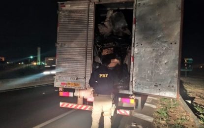 Caminhoneiro é preso por transportar peças de automóveis com nota fiscal falsa, em Campo Florido