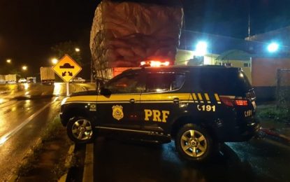 PRF apreende caminhão de carvão por crime ambiental e sonegação, em Capelinha (MG)