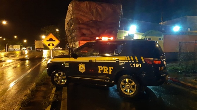 PRF apreende caminhão de carvão por crime ambiental e sonegação, em Capelinha (MG)