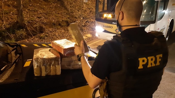 PRF prende passageiro de ônibus transportando 21kg de maconha, em João Monlevade (MG)