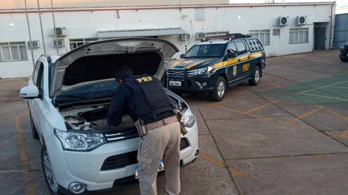 Carro de luxo clonado é apreendido em Três Corações pela PRF